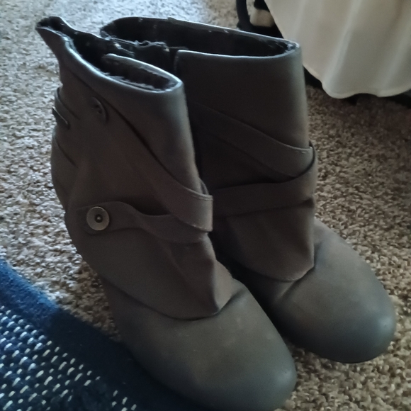 Boots - Picture 2 of 4